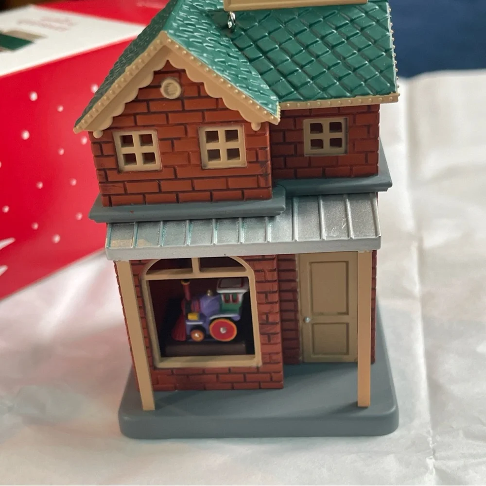 2017 Hallmark Christmas Tree Ornament Halls Station Keepsake Korners NIB